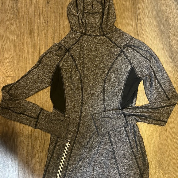 Lululemon Run Back On Track Hoodie Gray Pullover Ponytail Hood Sz 8 - Picture 4 of 5